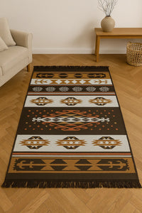 Alfombra artesanal turca en tonos tierra, gris y negro.