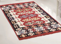 Alfombra turca étnica sobre piso de madera clara en sala moderna.