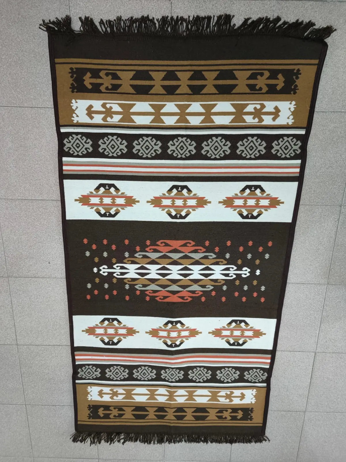 Alfombra turca moderna con patrones étnicos tradicionales.