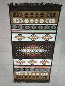 Alfombra turca moderna con patrones étnicos tradicionales.