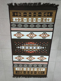 Alfombra turca moderna con patrones étnicos tradicionales.