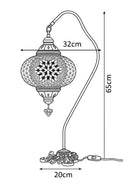 Lámpara de mesa turca artesanal con brazo curvado y pantalla de mosaico, ideal para decoración oriental.