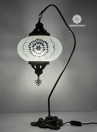 Lámpara de mesa turca artesanal Cisnero 5 con brazo curvado y pantalla de mosaico hecho a mano de Merkaturco.