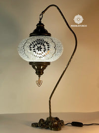 Detalle del mosaico artesanal de la lámpara turca de mesa Cisnero 5, iluminación decorativa y elegante.