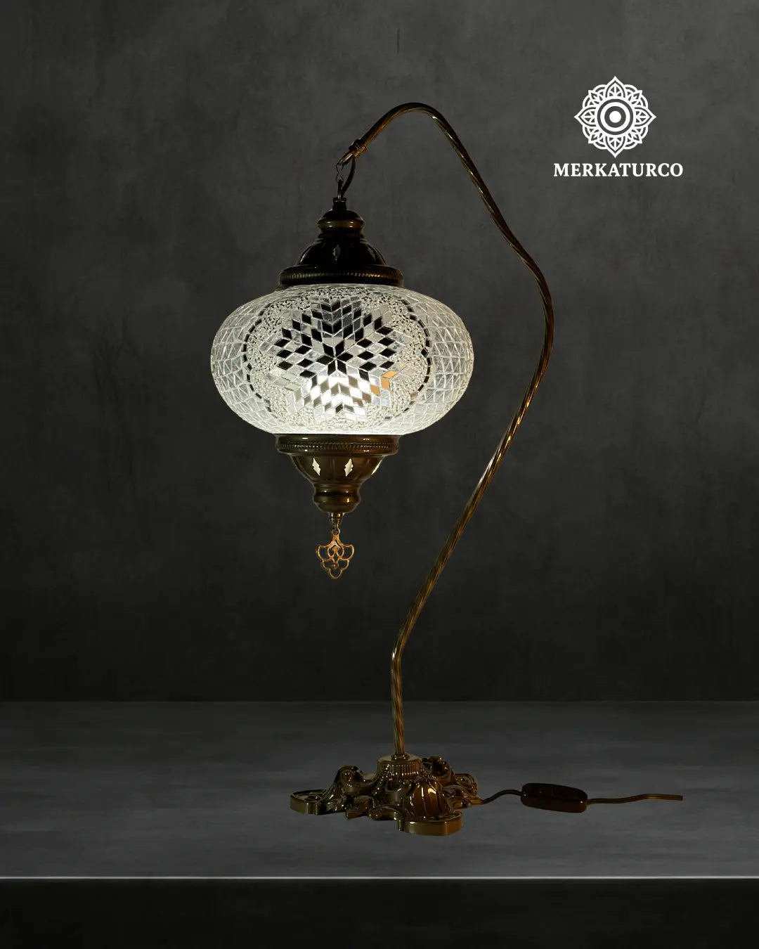 Lámpara de mesa turca decorativa artesanal con mosaico de cristal y base ornamentada.