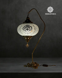 Lámpara de mesa turca decorativa artesanal con mosaico de cristal y base ornamentada.