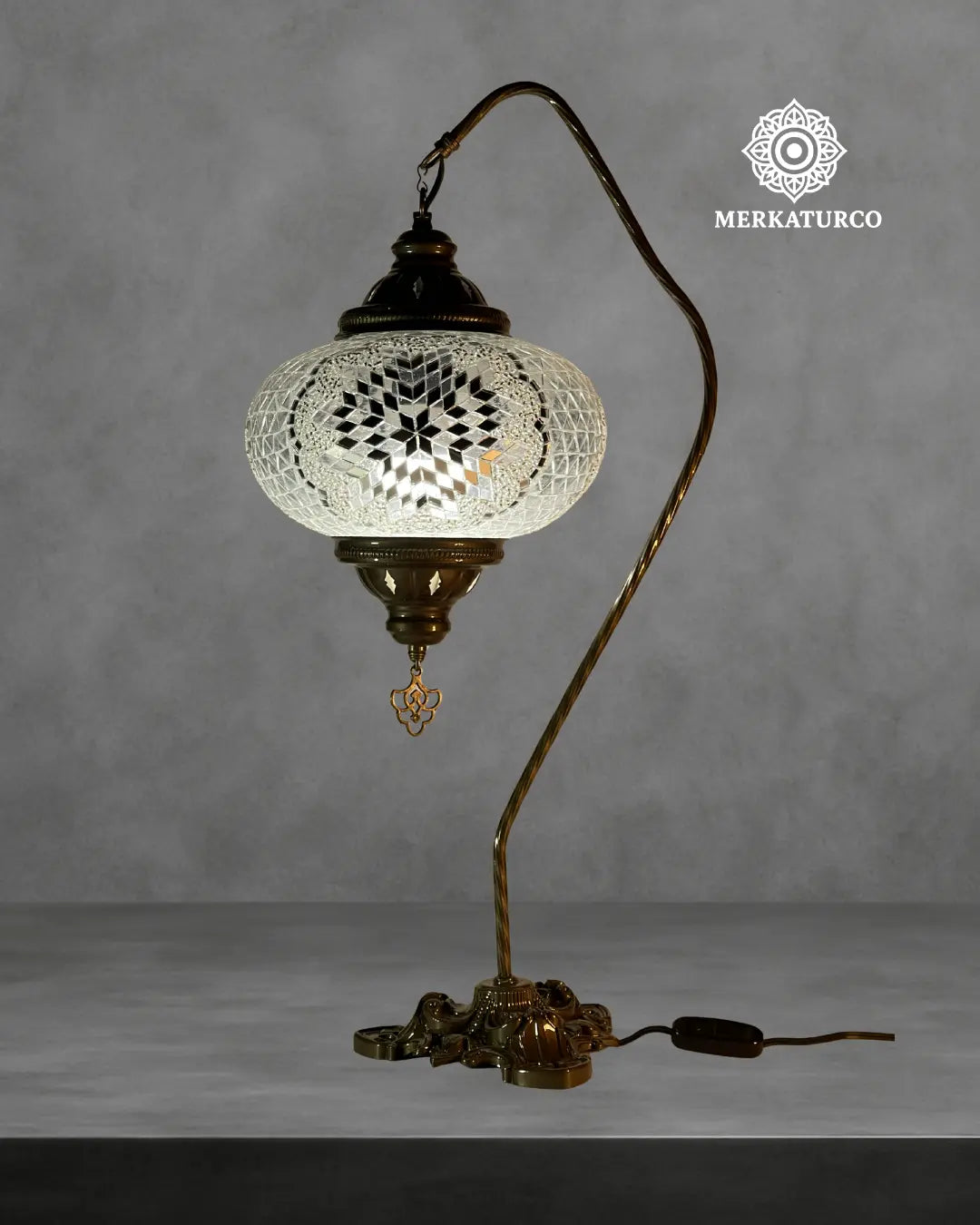 Lámpara de mesa turca Cisnero 5 de Merkaturco, pieza artesanal única ideal para interiores elegantes.