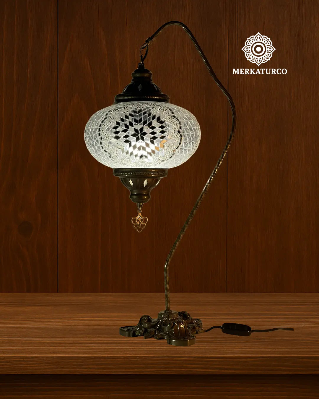 Lámpara turca de mesa Cisnero 5 hecha a mano con diseño oriental y estructura metálica sólida.