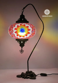 Lámpara de mesa turca artesanal Cisnero 5 modelo 2 con brazo curvado y pantalla de mosaico hecho a mano de Merkaturco.