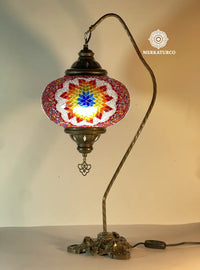 Lámpara de mesa turca decorativa artesanal con mosaico de cristal y base ornamentada.