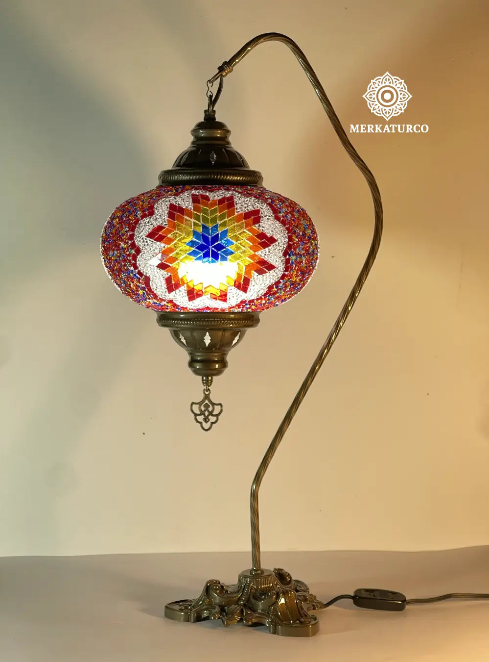 Lámpara de mesa turca decorativa artesanal con mosaico de cristal y base ornamentada.