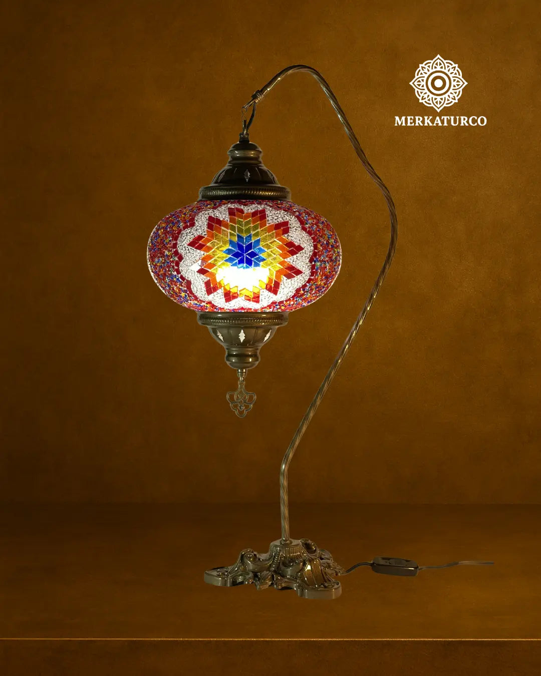 Detalle del mosaico artesanal de la lámpara turca de mesa Cisnero 5 modelo 2, iluminación decorativa y elegante.