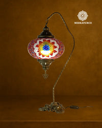 Detalle del mosaico artesanal de la lámpara turca de mesa Cisnero 5 modelo 2, iluminación decorativa y elegante.