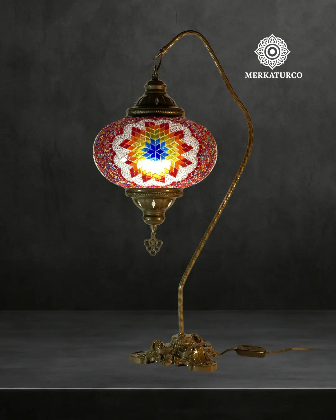 Lámpara de mesa turca artesanal con brazo curvado y pantalla de mosaico, ideal para decoración oriental.