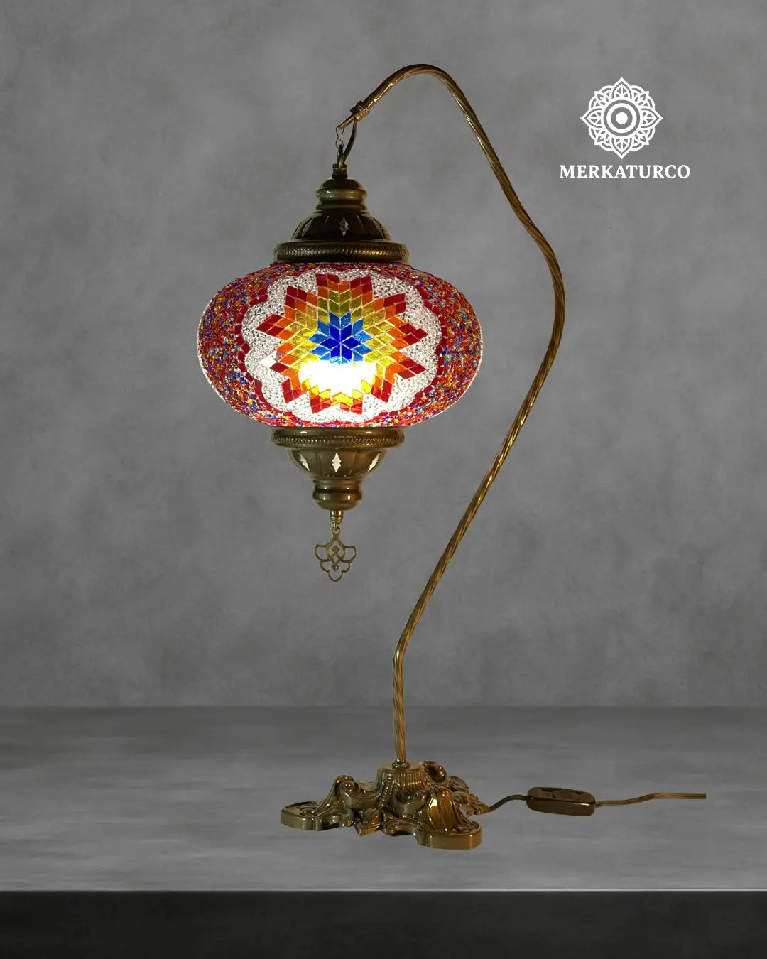 Lámpara turca de mesa modelo 2 hecha a mano con diseño oriental y estructura metálica sólida.