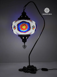 Lámpara de mesa turca artesanal Cisnero 5 modelo 3 con brazo curvado y pantalla de mosaico hecho a mano de Merkaturco.