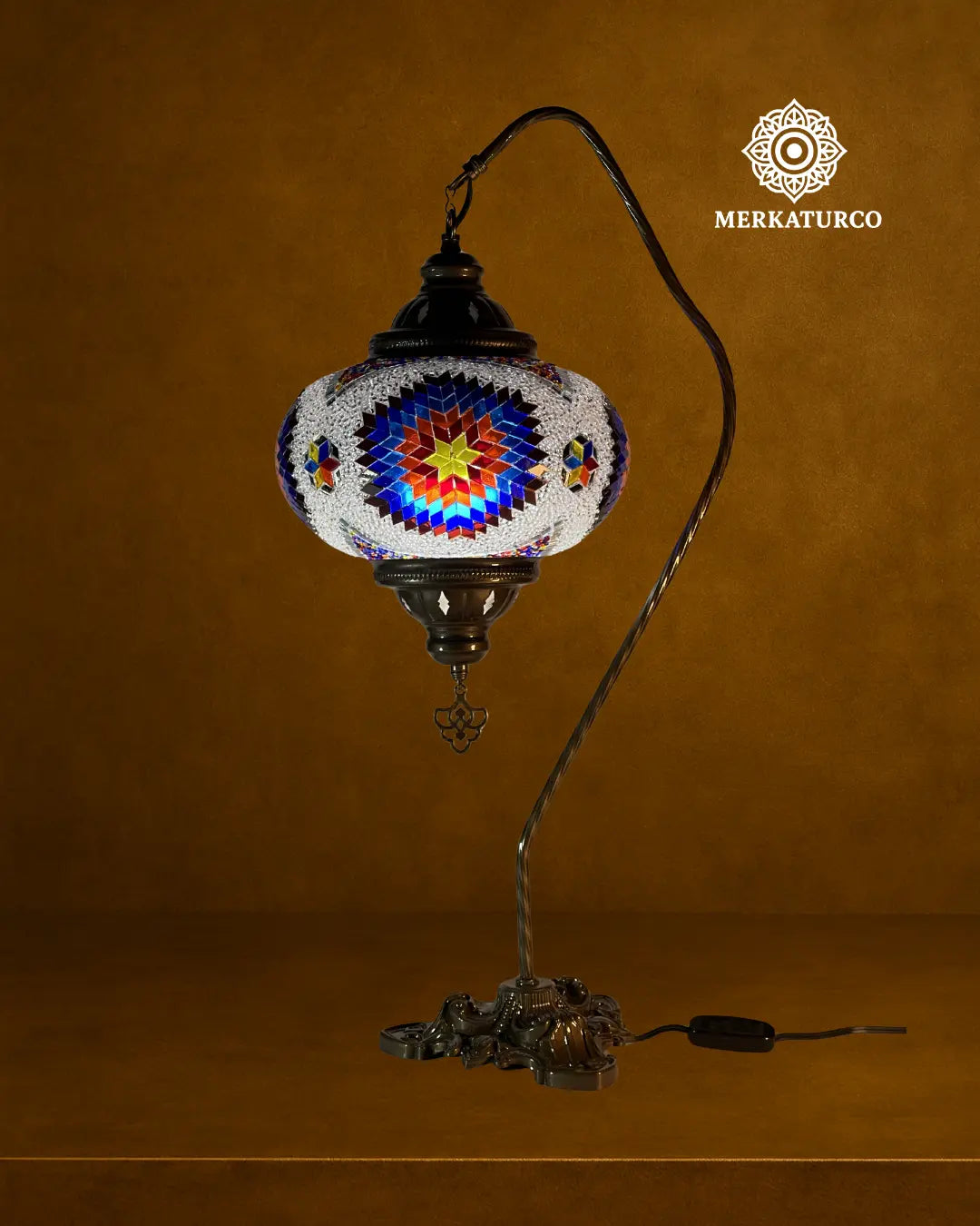 Detalle del mosaico artesanal de la lámpara turca de mesa Cisnero 5 modelo 3, iluminación decorativa elegante.