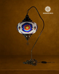 Detalle del mosaico artesanal de la lámpara turca de mesa Cisnero 5 modelo 3, iluminación decorativa elegante.