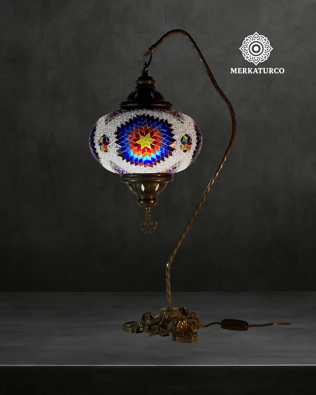 Lámpara de mesa turca decorativa artesanal con mosaico de cristal y base ornamentada.