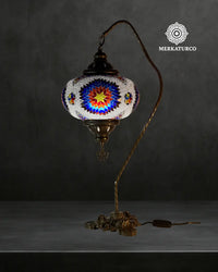 Lámpara de mesa turca decorativa artesanal con mosaico de cristal y base ornamentada.