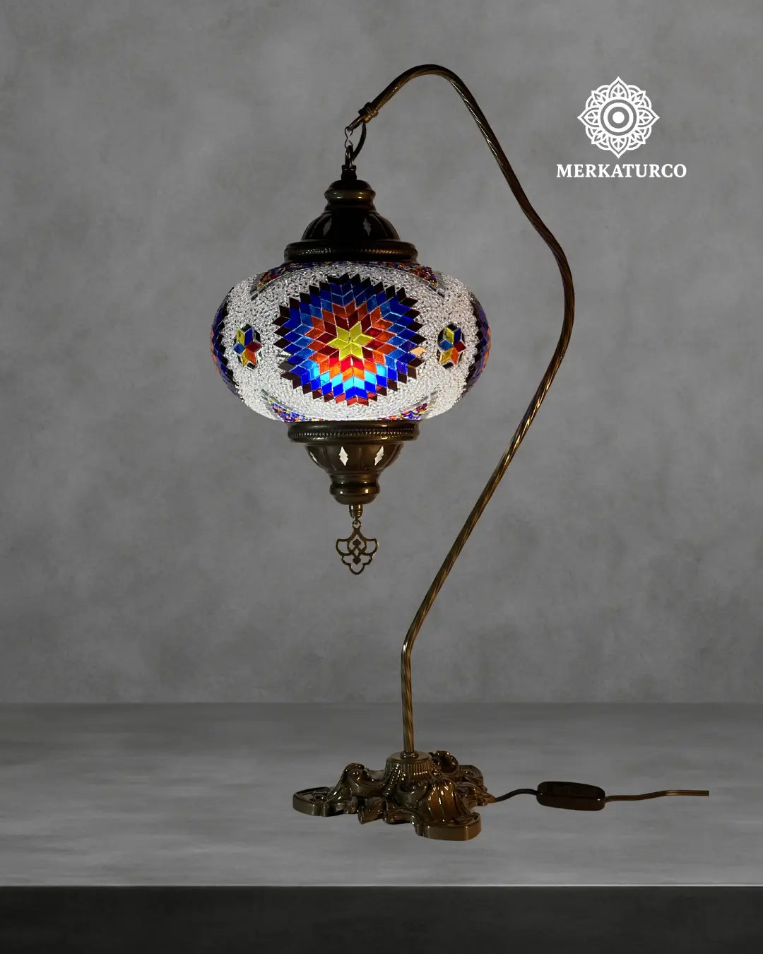 Lámpara de mesa turca artesanal con brazo curvado y pantalla de mosaico, ideal para decoración oriental.