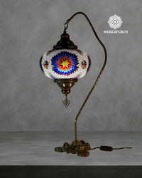 Lámpara de mesa turca artesanal con brazo curvado y pantalla de mosaico, ideal para decoración oriental.
