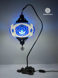 Lámpara de mesa turca artesanal Cisnero 5 modelo 4 con brazo curvado y pantalla de mosaico hecho a mano de Merkaturco.