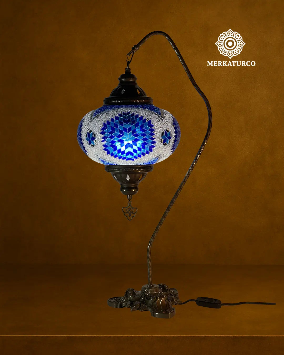 Lámpara turca de mesa Cisnero 5 modelo 4 elaborada a mano con diseño geométrico inspirado en arte otomano.