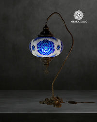 Lámpara de mesa turca artesanal con brazo curvado y pantalla de mosaico, ideal para decoración oriental.