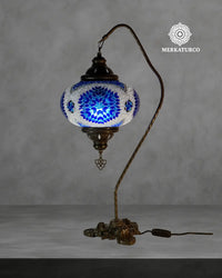 Lámpara de mesa turca decorativa artesanal con mosaico de cristal y base ornamentada.