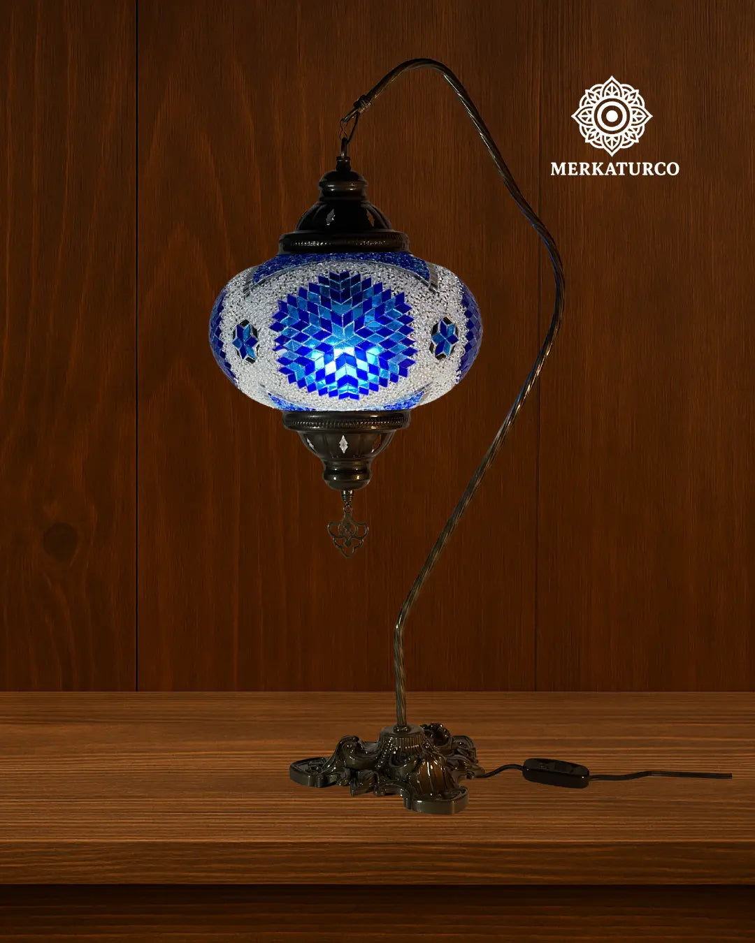 Detalle del mosaico artesanal de la lámpara turca de mesa Cisnero 5 modelo 4, iluminación decorativa elegante.