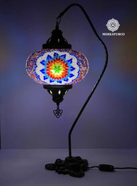 Lámpara de mesa turca artesanal Cisnero 5 modelo 5 con brazo curvado y pantalla de mosaico hecho a mano de Merkaturco.