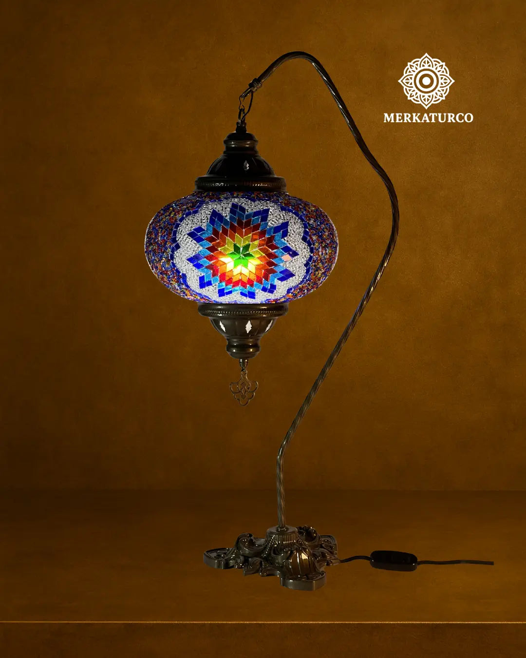 Lámpara de mesa turca artesanal con brazo curvado y pantalla de mosaico, ideal para decoración oriental.