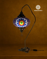 Lámpara de mesa turca artesanal con brazo curvado y pantalla de mosaico, ideal para decoración oriental.
