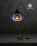 Detalle del mosaico artesanal de la lámpara turca de mesa Cisnero 5 modelo 5, iluminación decorativa elegante.