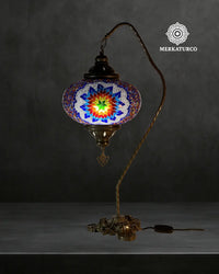 Detalle del mosaico artesanal de la lámpara turca de mesa Cisnero 5 modelo 5, iluminación decorativa elegante.