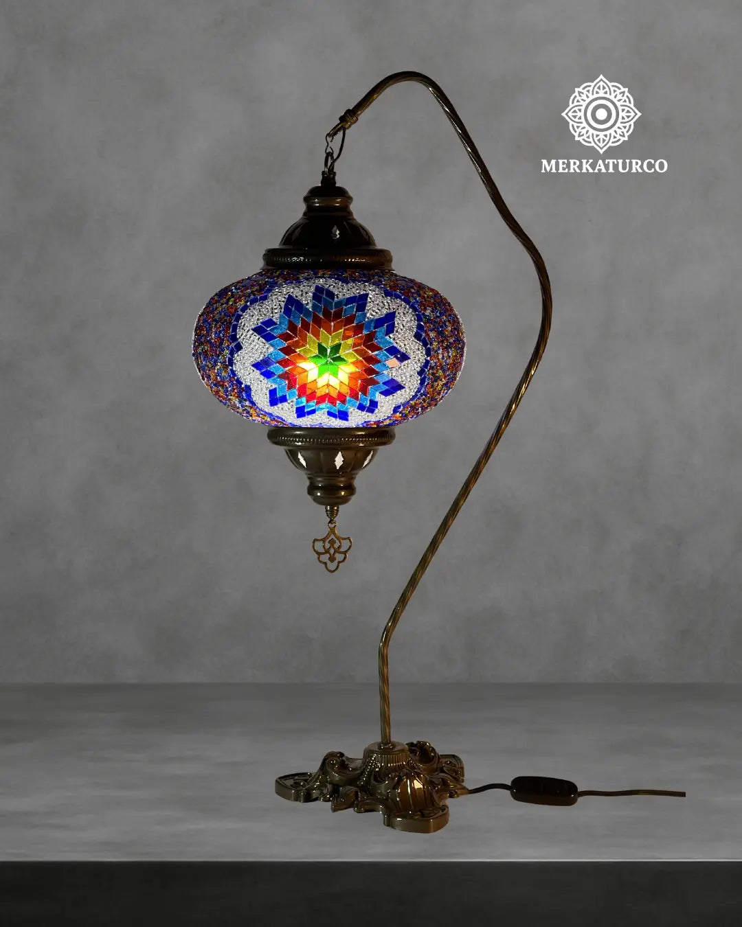 Lámpara turca de mesa Cisnero 5 modelo 5 elaborada a mano con diseño geométrico inspirado en arte otomano.