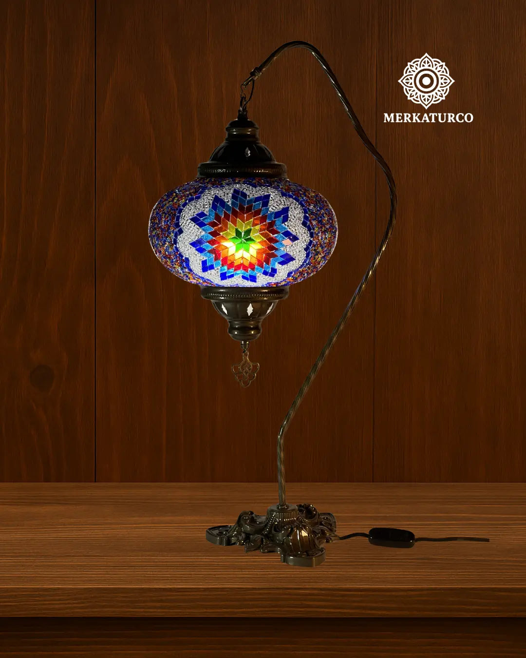 Lámpara de mesa turca decorativa artesanal con mosaico de cristal y base ornamentada.