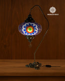 Lámpara de mesa turca decorativa artesanal con mosaico de cristal y base ornamentada.