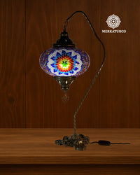 Lámpara de mesa turca decorativa artesanal con mosaico de cristal y base ornamentada.