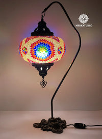 Lámpara de mesa turca artesanal Cisnero 5 modelo 6 con brazo curvado y pantalla de mosaico hecho a mano de Merkaturco.