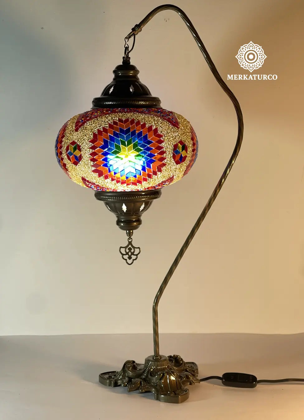 Detalle del mosaico artesanal de la lámpara turca de mesa Cisnero 5 modelo 6, iluminación decorativa elegante.