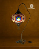 Lámpara de mesa turca artesanal con brazo curvado y pantalla de mosaico, ideal para decoración oriental.