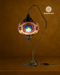 Lámpara de mesa turca artesanal con brazo curvado y pantalla de mosaico, ideal para decoración oriental.