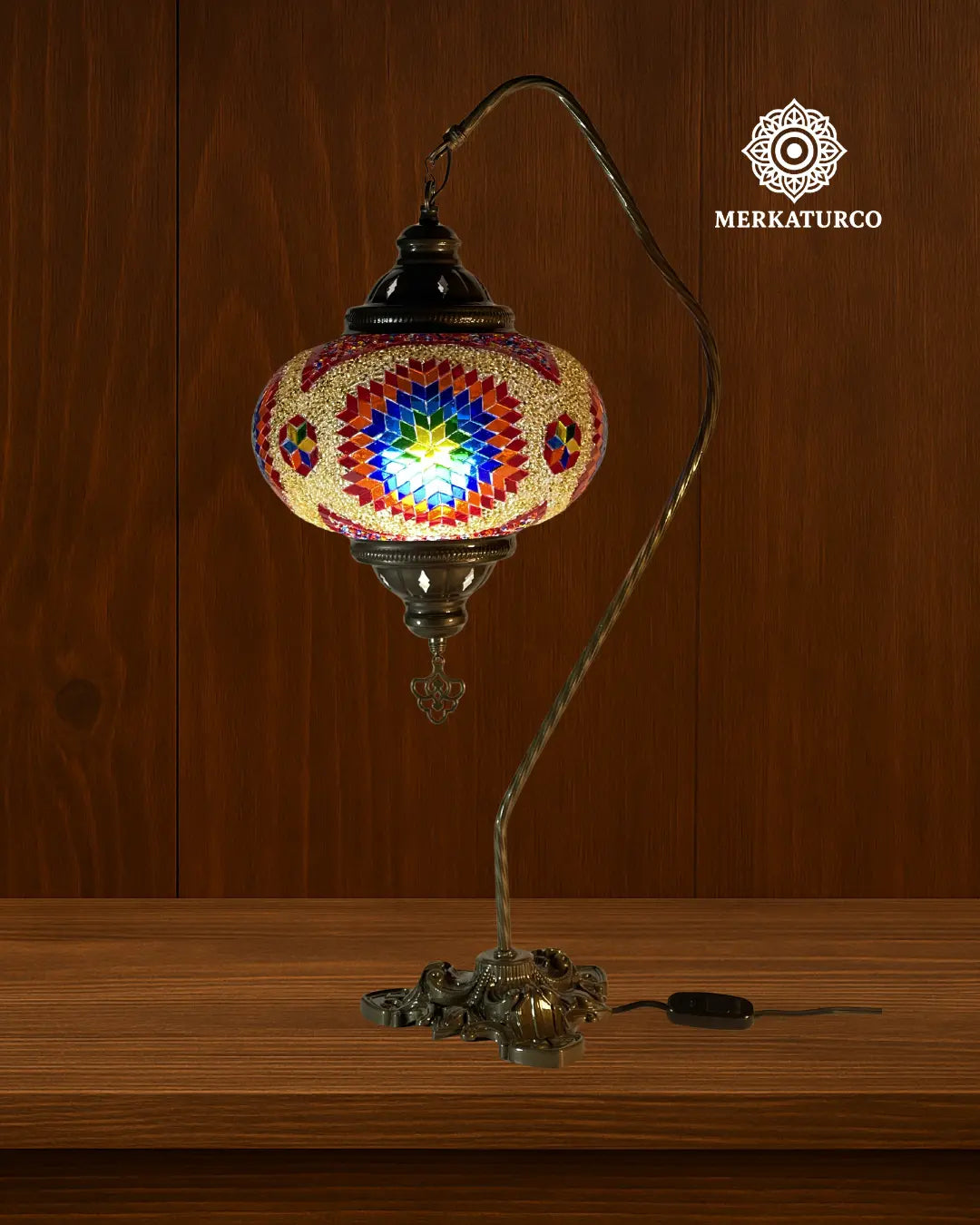 Lámpara de mesa turca decorativa artesanal con mosaico de cristal y base ornamentada.