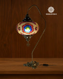 Lámpara de mesa turca decorativa artesanal con mosaico de cristal y base ornamentada.