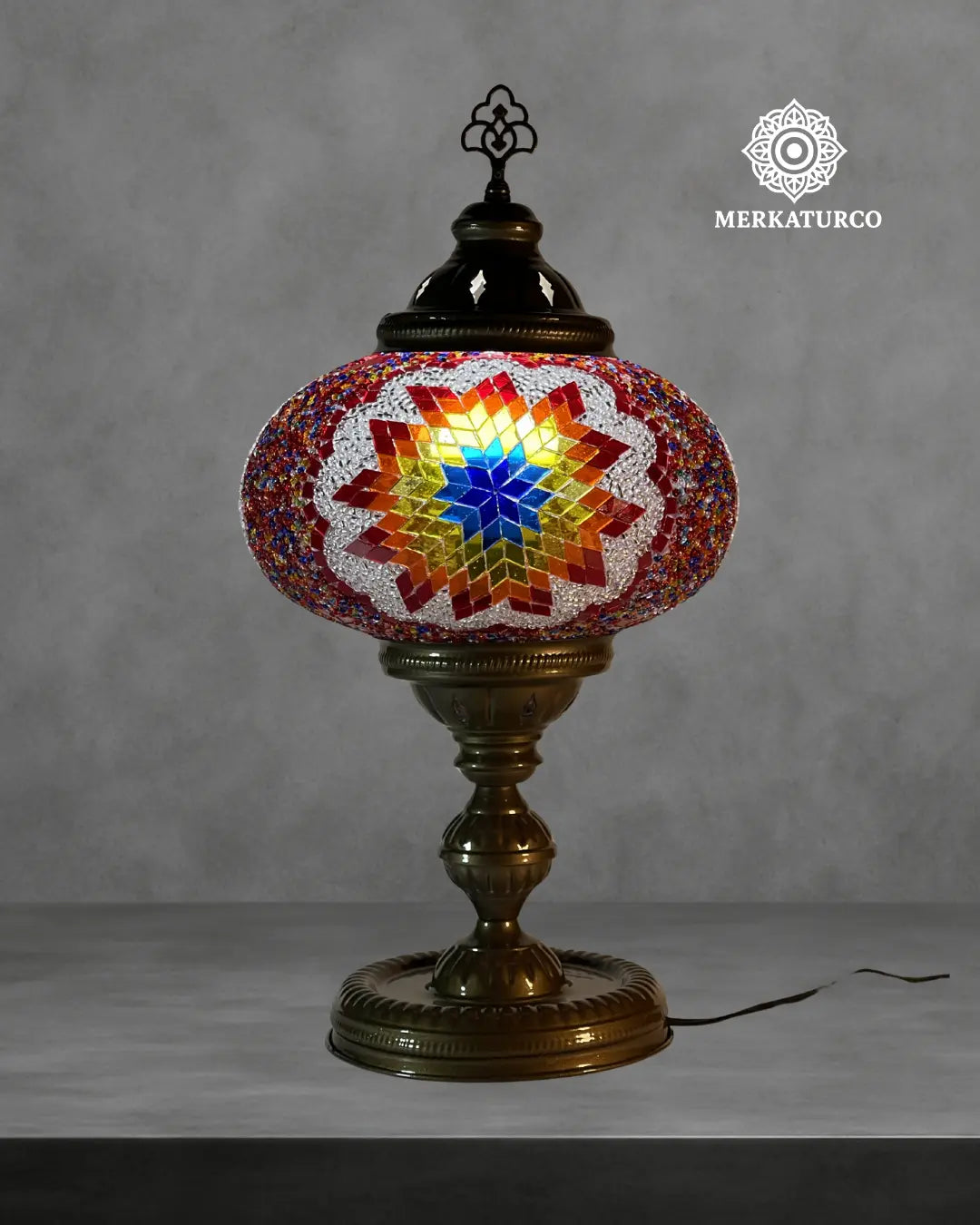 Lámpara de mesa turca con pantalla de mosaico artesanal y estructura metálica sólida ideal para decoración oriental.