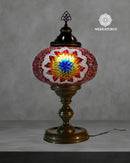 Lámpara de mesa turca con pantalla de mosaico artesanal y estructura metálica sólida ideal para decoración oriental.