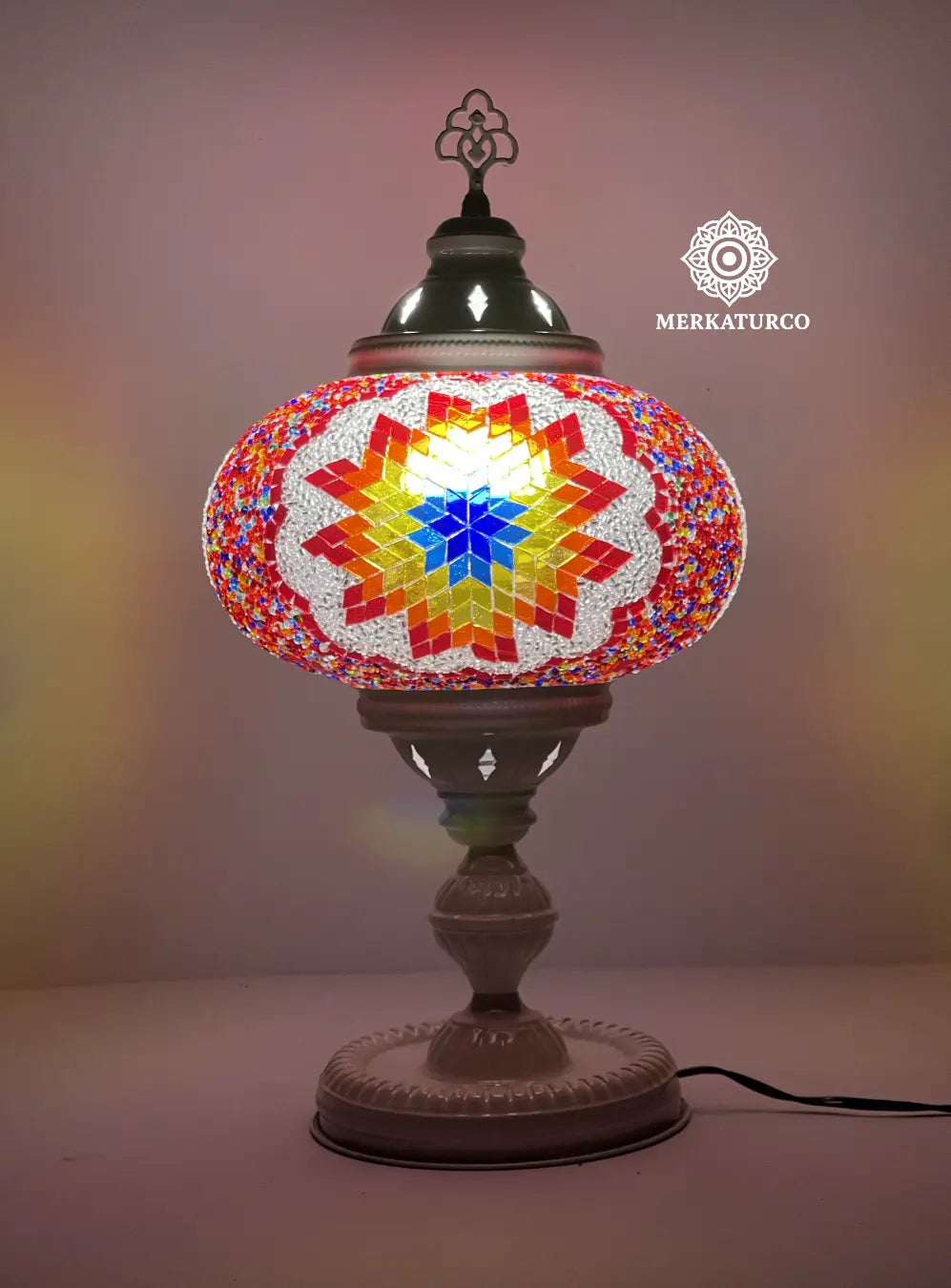 Detalle del mosaico artesanal de la lámpara turca de mesa Torre 5 modelo 2 con luz decorativa elegante.