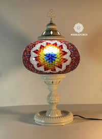 Lámpara turca de mesa modelo 2 encendida mostrando reflejos brillantes a través del mosaico artesanal.